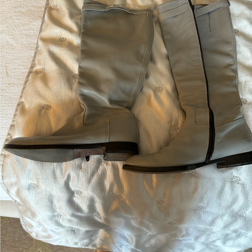 Steven DANN grey boot. Silver metal with lock. One lock missing. Heels scuffed - Picture 2 of 5